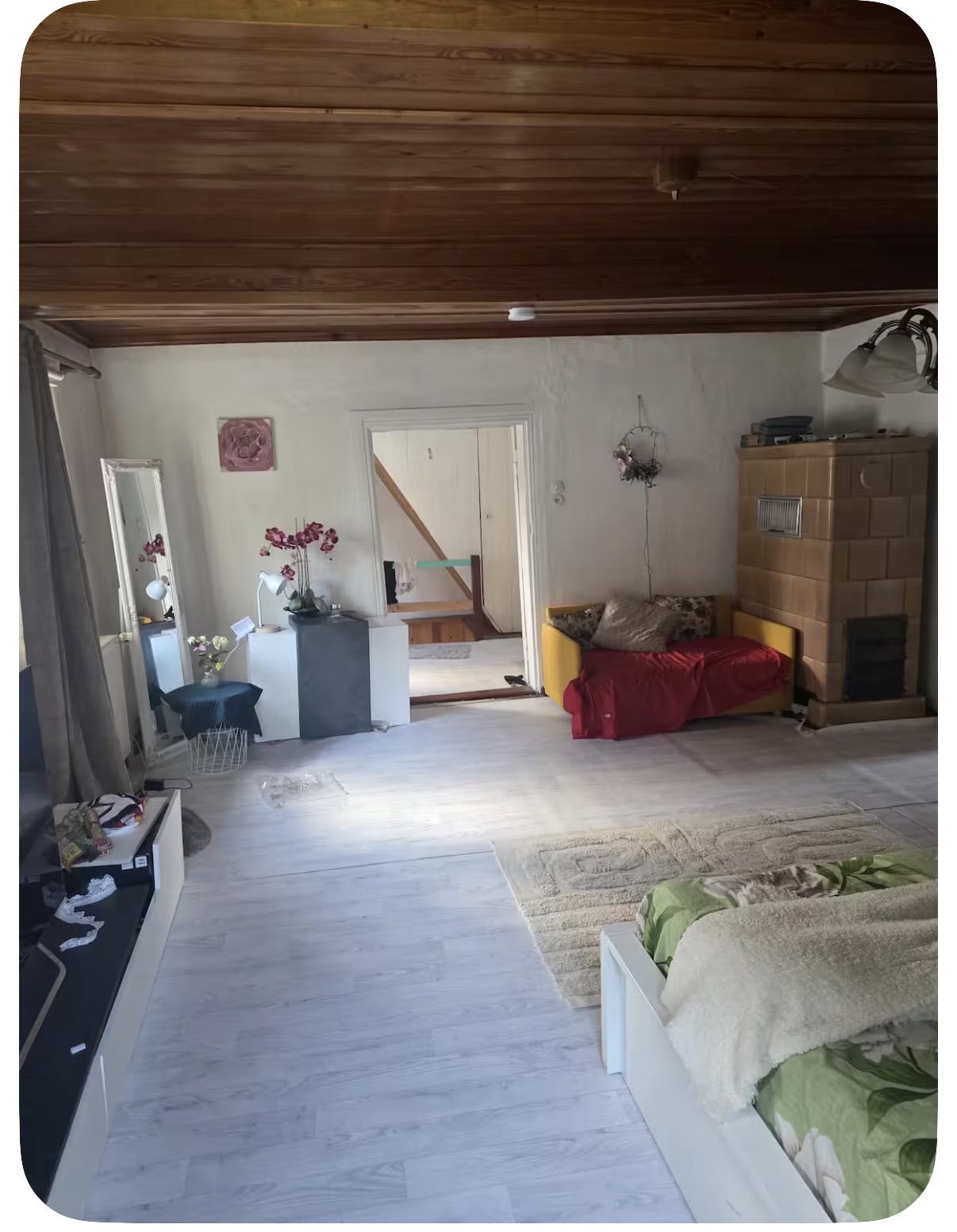 Zimmer mit Sofa und Kachelofen