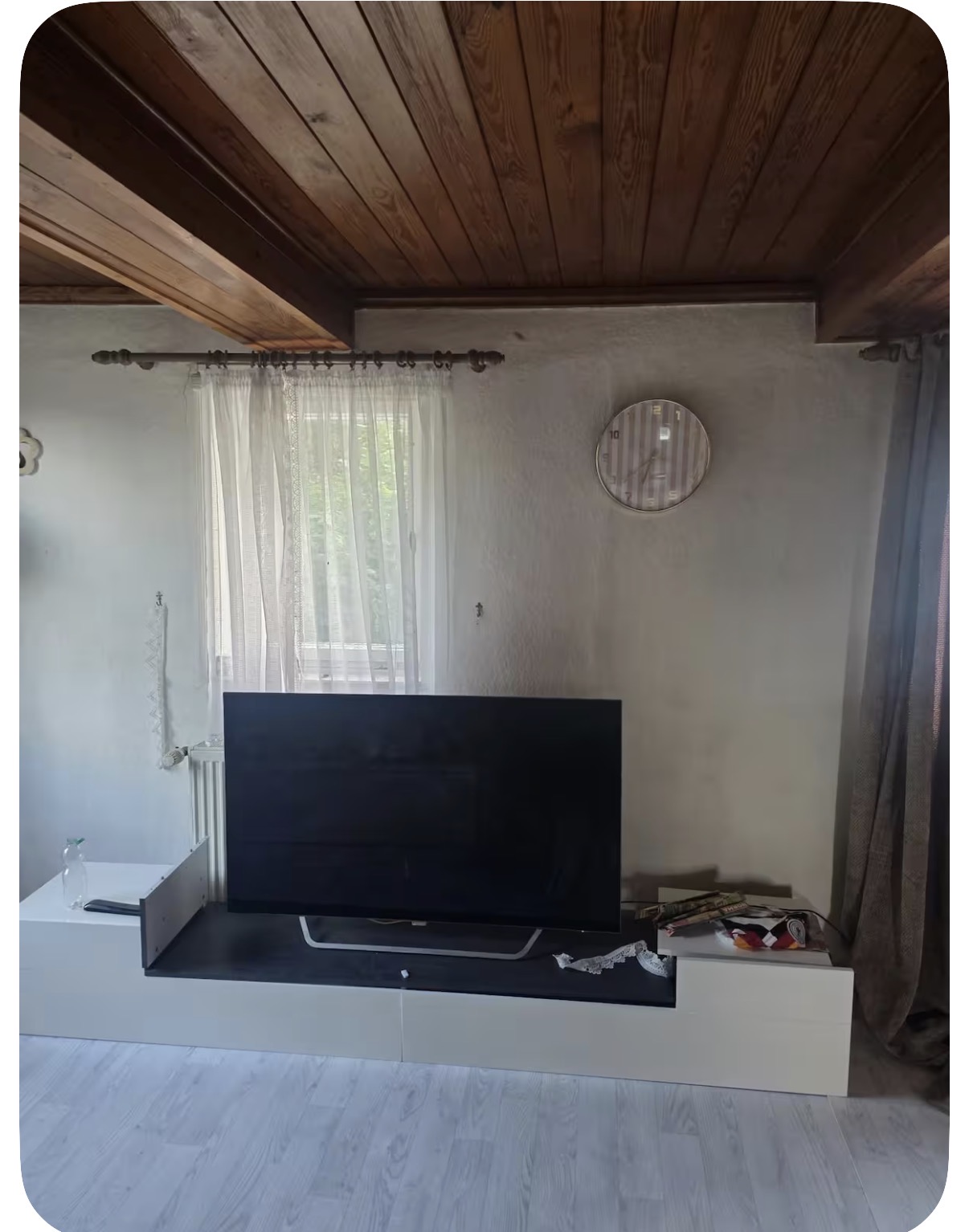 Zimmer mit Fernseher